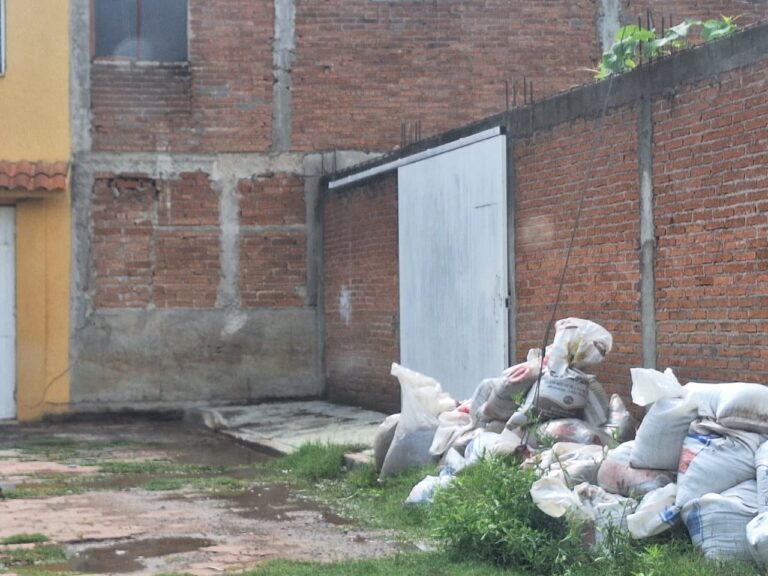 Vecinos protegen sus viviendas colocando costalera.