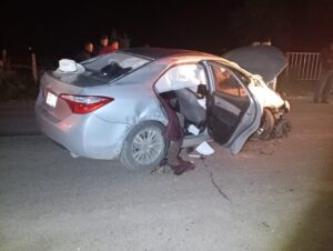 Así quedó el coche luego de chocar contra base de lámpara.