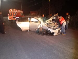 Así quedó el carro al chocar contra base de lámpara.