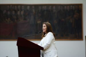            Presenta Acción Nacional iniciativa anticorrupción.
•	Se da nuevas atribuciones al Consejo Coordinador: Verónica González.

A nombre del Grupo Parlamentario del Partido Acción Nacional, la diputada Verónica González presentó iniciativa de reforma a la Ley del Sistema Local Anticorrupción del Estado de Durango, para incluir nuevas facultades al Consejo Coordinador.
Señaló que el Sistema Nacional Anticorrupción coordina a actores sociales y a autoridades de los distintos órdenes de gobierno, a fin de prevenir, investigar y sancionar la corrupción.
Este combate a la corrupción, es la unión de esfuerzos institucionales, apoyados por la transparencia y rendición de cuentas, para fortalecer la confianza de los ciudadanos en las instituciones en un marco de promoción de la legalidad y las buenas prácticas.
