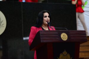 Diputada Georgina Solorio presenta iniciativa para evitar discrecionalidad en la gestión de la correspondencia municipal • “No podemos dejar en indefensión a la población que espera que sus gobiernos municipales trabajen a su favor y no se presten a prácticas discrecionales,” afirmó la diputada Georgina Solorio. Durante la sesión plenaria del Congreso del Estado, la diputada Georgina Solorio presentó una iniciativa de reforma a la Ley Orgánica del Municipio Libre del Estado de Durango, con el objetivo de eliminar la discrecionalidad de los alcaldes en la gestión de la correspondencia dirigida a los cabildos y en la inclusión de asuntos en el orden del día de las sesiones de cabildo. La legisladora explicó que esta reforma busca garantizar el derecho de participación de los ciudadanos y prevenir que las decisiones arbitrarias de algunos servidores públicos los dejen en un estado de indefensión. "Queremos evitar que los alcaldes decidan a discreción qué correspondencia llega o no a su destinatario y qué asuntos son incluidos en el orden del día, situación que a veces ocurre meses después, cuando la acción legal para los interesados ya ha prescrito," señaló Solorio. La propuesta busca que toda correspondencia dirigida a los cabildos sea presentada en las sesiones y que su contenido sea público, asegurando un análisis, discusión y trámite transparente. "Con esta iniciativa, garantizamos que los gobernantes actúen bajo el imperio de la ley, protegiendo los derechos de los habitantes de nuestro estado," añadió la diputada. La iniciativa ha sido bien recibida por los legisladores, quienes reconocen la importancia de promover la transparencia y garantizar un manejo justo y equitativo de los asuntos municipales. Se espera que esta reforma sea discutida en las comisiones correspondientes en los próximos días.