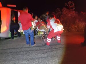 Momentos que el lesionado es atendido por socorristas de Cruz Roja