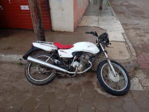 Chocan camioneta y moto en calle de Canatlán.