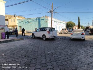 Camioneta chocada en esquina de Cuauhtemoc y Zaragoza.