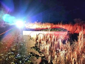 Remolque cargado de chile quedó fuera de la carretera.