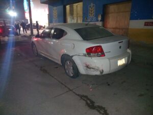 Carro golpeado al estar estacionado en el bulevar Enrique W. Sánchez