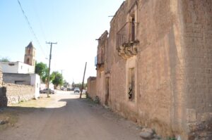 Antigua calle de Tejamen. A fondo, el templo católico.