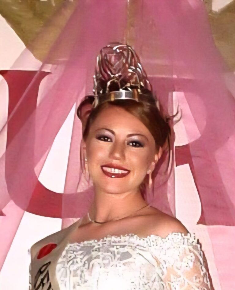 Laura Quezada García fue coronada como Reina de la Feria de la Manzana 2004.
