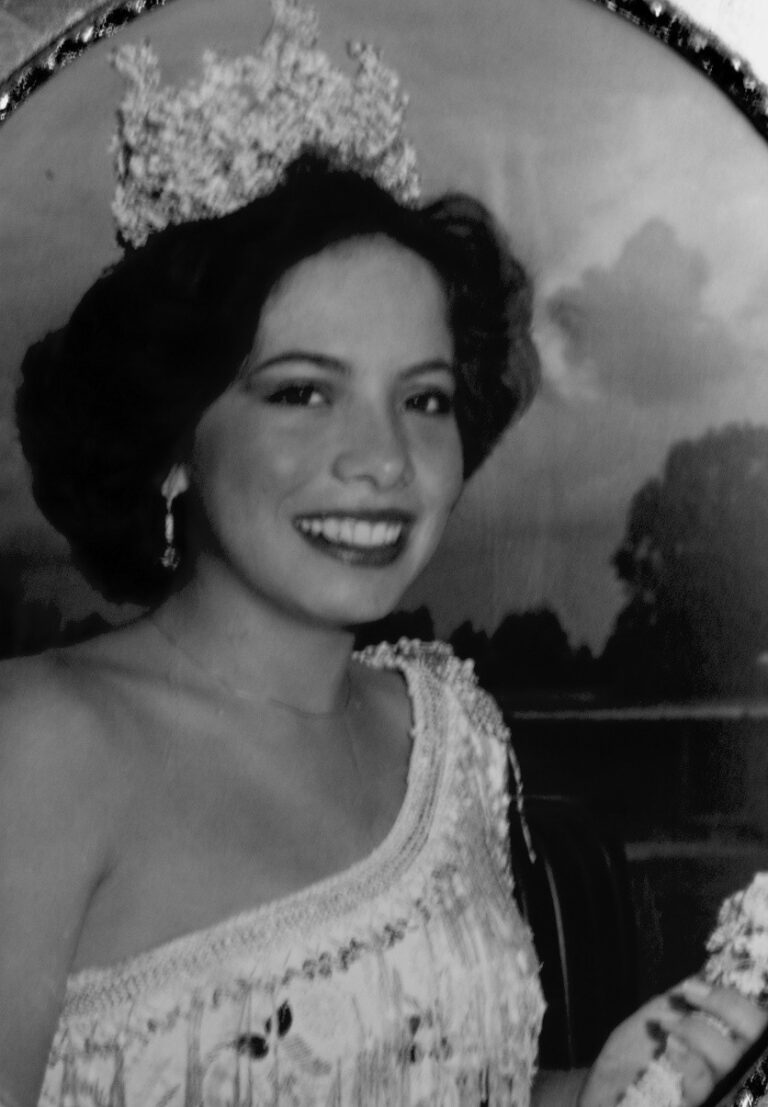 Silvia Valles Olivas, la Reina de la manzana más joven en la historia de las Ferias.