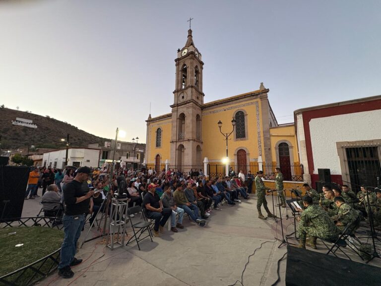 Tarde dominical de música con  banda militar en la plaza de Canatlán.