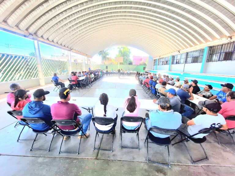Recibió cascos y chaleco personal del gobierno de Canatlán.