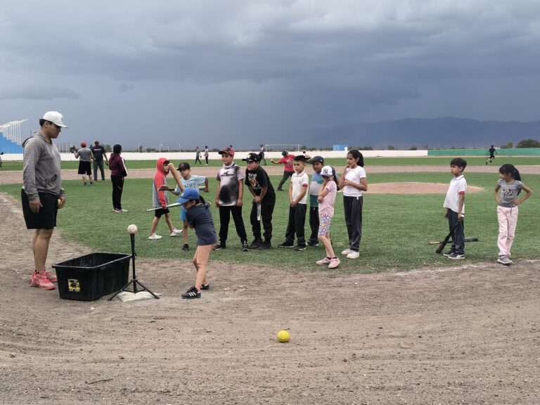Escuela de beisbol,  Ducks  Academy, apoyando al beisbol neoidealense.