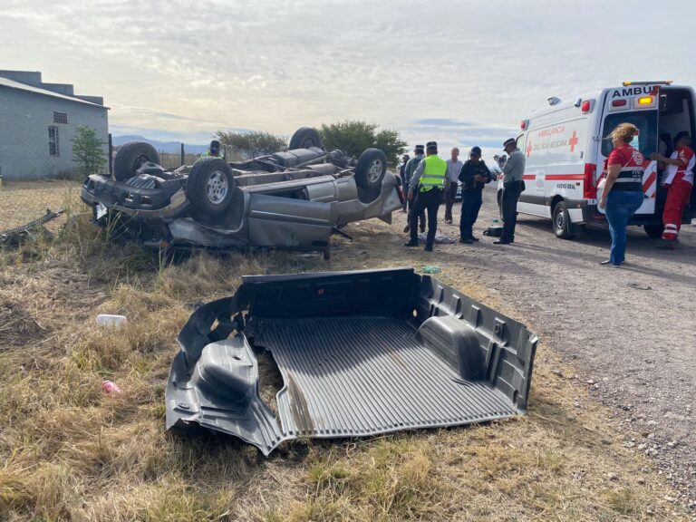 Tres personas lesionadas en accidente vehicular.