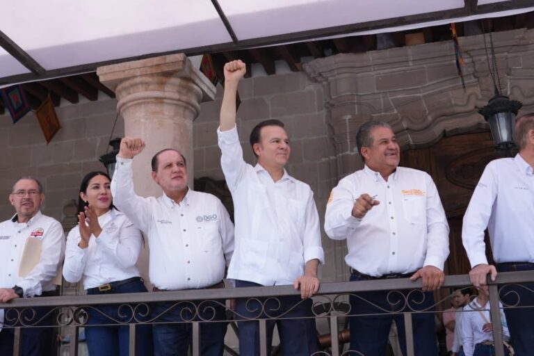 En representación del Legislativo, Ernesto Alanís; participa en Desfile del Trabajo