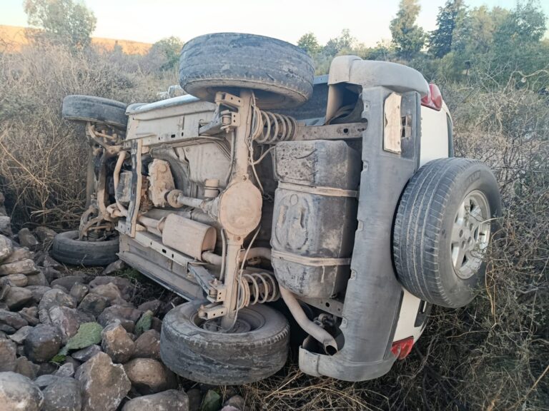 Vuelca Jeep en camino a Caboraca, Canatlán.