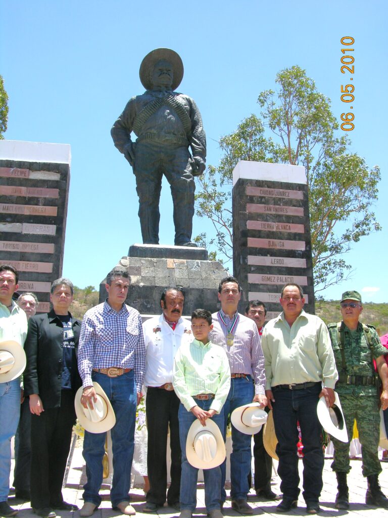 Para el político, hacer guardia en el monumento a Francisco Villa es parte obligada del itinerario oficial.