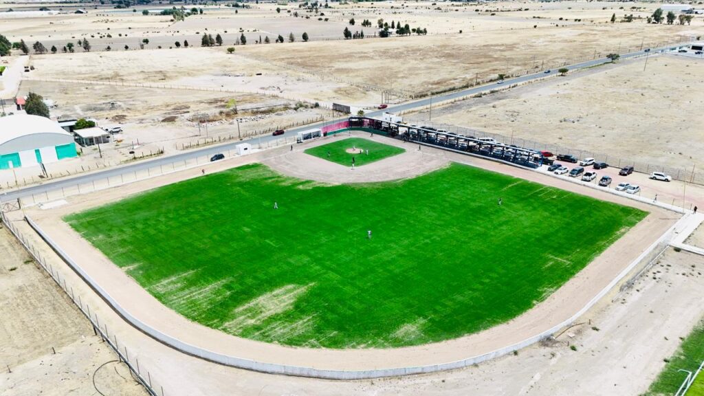 La presidenta municipal Zaira Quiñones acudió a la unidad deportiva a entregar uniforme y apoyo a futbolistas y a verificar los trabajos de rehabilitación que realiza la administración de gobierno municipal.